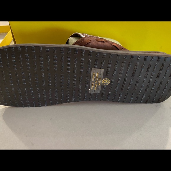 Yellow Box sandals, size 9 - Picture 4 of 6